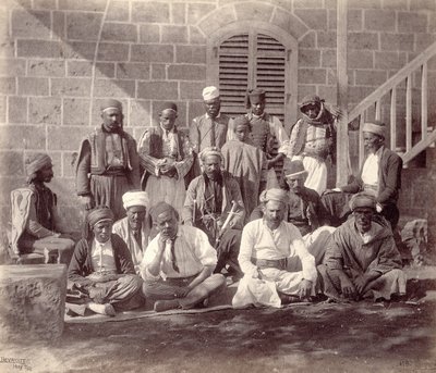 Grupo de quince asistentes de campamento a la fiesta del Príncipe de Gales en Beirut, 1862 de Francis Bedford